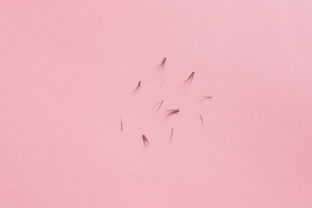 Lifting rzęs czy przedłużanie: co wybrać, żeby podkreślić oko bez nadmiaru stylizacji