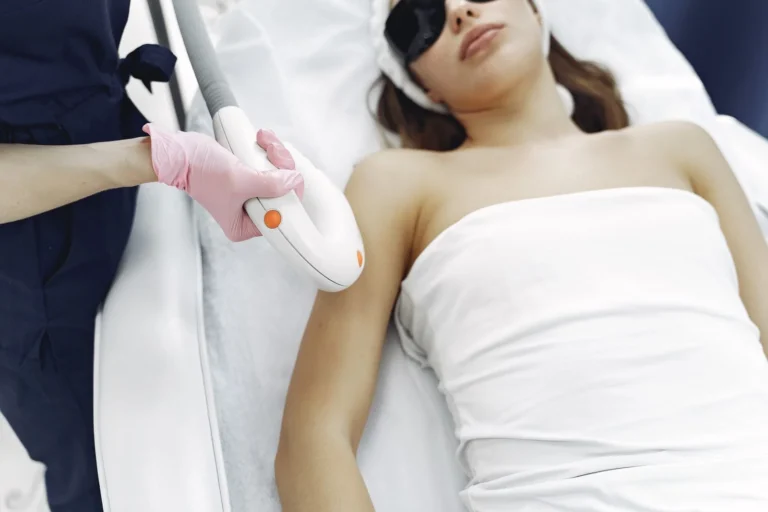 Wrastające włosy i pseudofolliculitis - kiedy redukcja owłosienia może ograniczyć nawroty zmian
